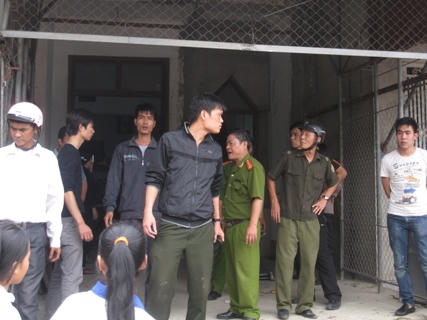 Mang quan tài sản phụ diễu phố, bao vây nhà PGĐ bệnh viện